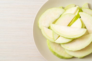 taze guava meyveleri (tropikal meyve) dilimlenmiş