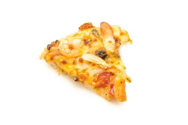 Beyaz arka planda izole edilmiş deniz ürünleri pizzası.