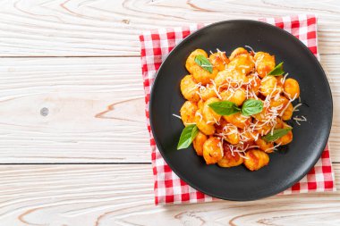 Peynirli domates soslu gnocchi - İtalyan yemeği tarzı.