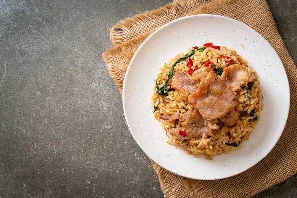 Nasi Goreng Dengan Kemangi Thailand Dan Daging Babi Gaya Makanan — Stok Foto