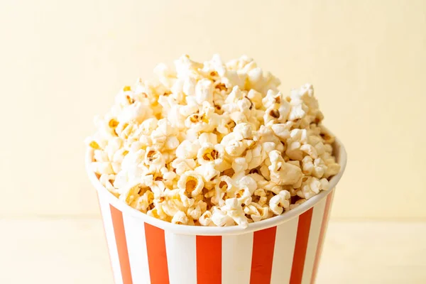Film Popcorn Eimer Auf Holz Hintergrund — Stockfoto