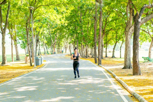 Mulher Asiática Correndo Correndo Parque — Fotografia de Stock