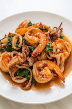 Tayland fesleğenli kızarmış deniz ürünleri (karides ve kalamar) - Asya usulü