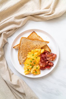 Çırpılmış yumurta, kızarmış ekmek ve kahvaltıda pastırma.