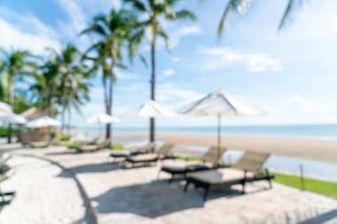 Lüks otel tatil beldesinde yüzme havuzu etrafında soyut bulanık yatak havuzu - tatil konsepti