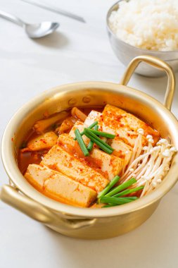  Yumuşak Tofulu Kimchi Çorbası veya Kore Kimchi Güveci - Kore Yemekleri Geleneksel Tarzı