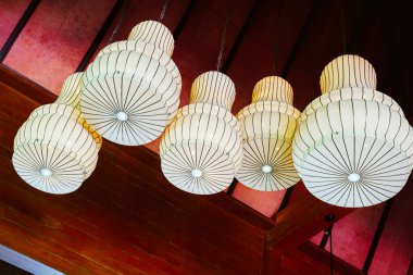 Duvarda asılı güzel lamba süslemesi