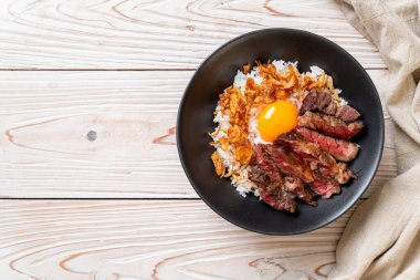 Dilimlenmiş sığır eti ve yumurta. Japon usulü.