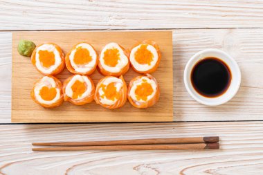 Mayonez ve karides yumurtalı taze somon suşisi. Japon usulü.