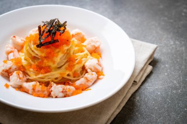karides ve karides yumurtalı spagetti kremalı - füzyon yiyecek tarzı