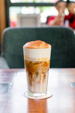 Kahve dükkanında buzlu cappuccino kahve.