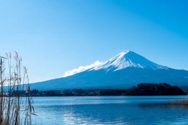 Kawaguchiko Gölü ve Japonya 'da mavi gökyüzü olan güzel Fuji Dağı