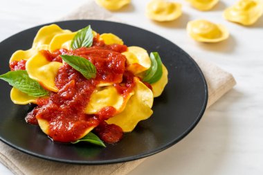 Domates soslu ve fesleğenli İtalyan usulü Ravioli.