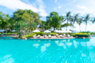 Lüks otel tatil beldesinde yüzme havuzu etrafında soyut bulanık yatak havuzu - tatil konsepti