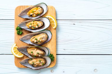 deniz ürünleri midye limon ve sarımsak ile