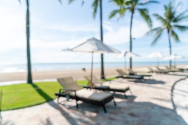 Lüks otel tatil beldesinde yüzme havuzu etrafında soyut bulanık yatak havuzu - tatil konsepti