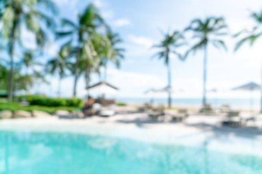 Lüks otel tatil beldesinde yüzme havuzu etrafında soyut bulanık yatak havuzu - tatil konsepti