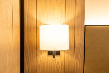 Güzel asılı lamba süslemesi bir odada