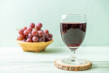 Ahşap zemin üzerinde taze üzüm suyu