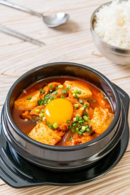 Tofu ve yumurtalı Kimchi Çorbası veya Kore Kimchi Güveci - Kore Yemekleri Geleneksel Tarzı