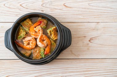 Karides ve sebze omletli Tamarind Paste 'den yapılmış ekşi çorba - Asya usulü.