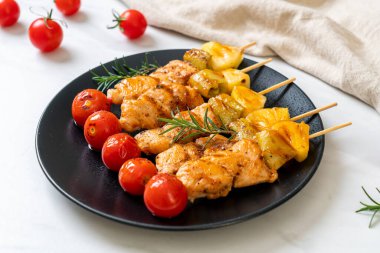 Tabakta ızgara tavuk ızgara şiş.