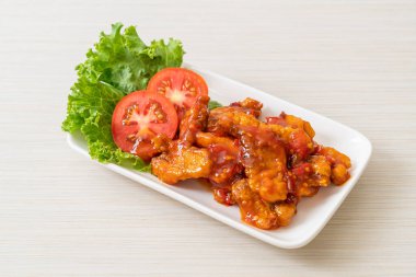 Kızarmış balığın üstünde 3 farklı tat (tatlı, ekşi, baharatlı) biber sosu