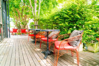 Cafe restoranında bahçe sandalyesi ve masa.