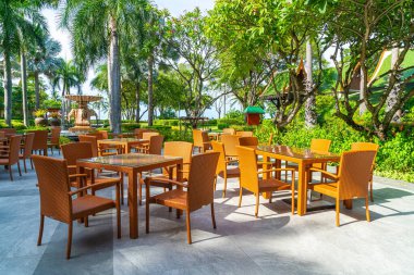 Cafe restoranında bahçe sandalyesi ve masa.