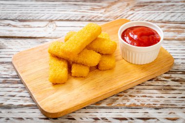 Kızarmış balık kroket ve ketçap.