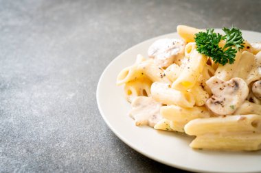 İtalyan usulü mantarlı makarna ve krema sosu.