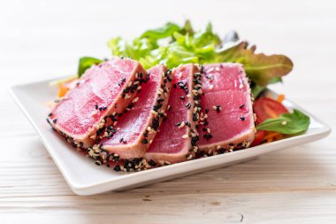 Taze ton balığı ve sebze salatası. Sağlıklı yemek.