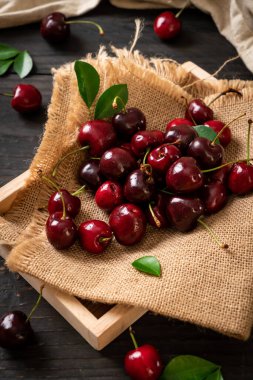 Ahşap arka planda taze kirazlar