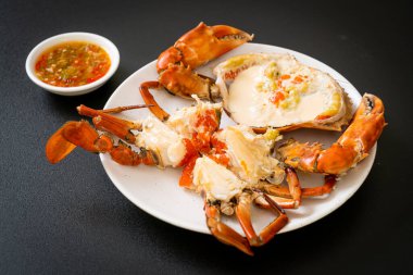 Baharatlı deniz ürünleri soslu taze sütle haşlanmış yumurta yengeci.