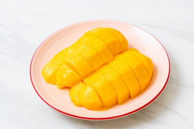 Tabakta dilimlenmiş taze ve altın mango