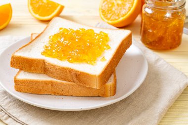 Kahvaltıda portakal reçelli ekmek dilimleri.