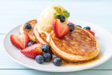 Yabanmersinli gözleme, çilek, bal ve vanilyalı dondurma.