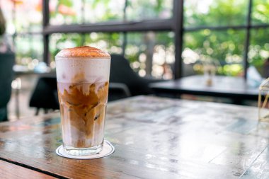 Kahve dükkanında buzlu cappuccino kahve.