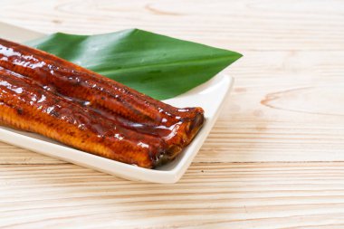 Izgara yılan balığı ya da soslu ızgara unagi (Kabayaki) - Japon yemeği..