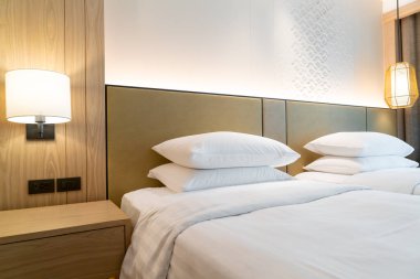 Beyaz yastık süslemesi otel odasında, yatak odasında.