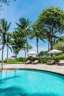 Otel havuzunda yüzme havuzu - tatil ve tatil konsepti