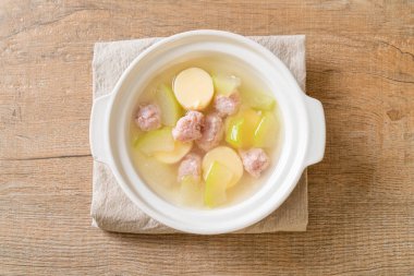 Kış karpuz çorbası kıymalı domuz eti ve yumurtalı tofu kasesi.