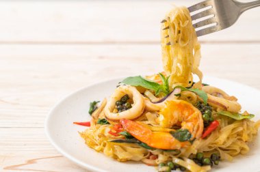 Baharatlı erişteyi deniz yemeğiyle karıştır (Pad Cha Talay) - Tayland yemeği tarzı