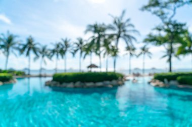 Lüks otel tatil beldesinde yüzme havuzu etrafında soyut bulanık yatak havuzu - tatil konsepti