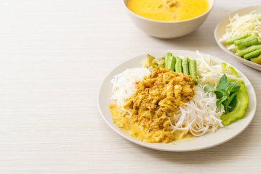 Tayland Pirinç Eriştesi ve Yengeç Körisi ve Çeşitli Sebzeler Tayland yerel güney yemekleri