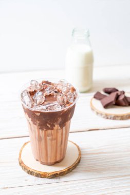 Buzlu çikolatalı milkshake, ahşap arka planda.