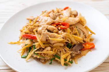 Zencefilli kızarmış tavuk. Asya usulü.