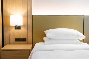 Beyaz yastık süslemesi otel odasında, yatak odasında.