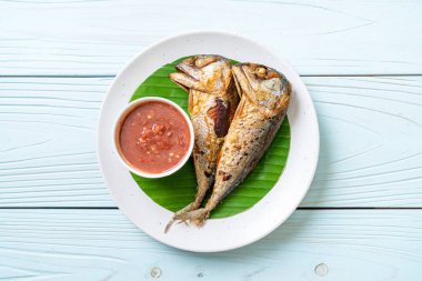 Baharatlı karides soslu kızarmış uskumru balığı, Tayland usulü.