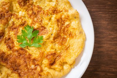 Omlet ya da ketçaplı omlet.